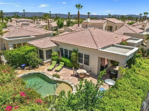 Stylish 2BR w Spa Patio