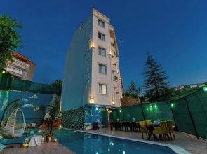 Li̇fe Pool Sui̇te Hotel