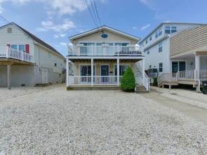 Avalon Vacation Rental w/ Porch & Grill!