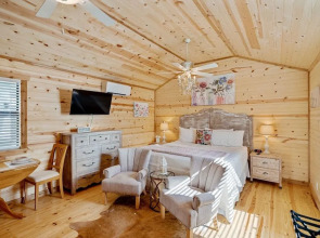 Fancy Cabin Right on Main St!