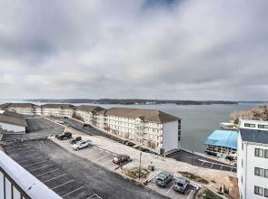 1 Mi to Dining! Lakeside Group Getaway in Ozarks