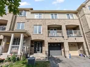 Contemporary 3BR Townhouse in Ajax Cozy Central