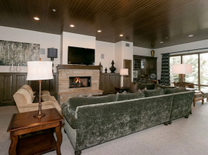 Premium Luxury Three Bedroom Suite with Hot Tub 3 Apartment Hotel by RedAwning