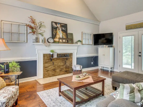 3 Mi to Marina: Quiet Getaway w/ Deck in Lexington