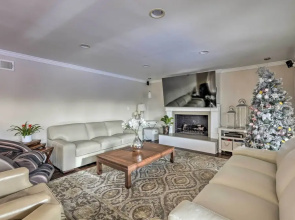 Chic Whittier Oasis: Private Pool, Hot Tub & Grill