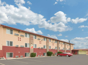 Super 8 by Wyndham Worthington Minnesota