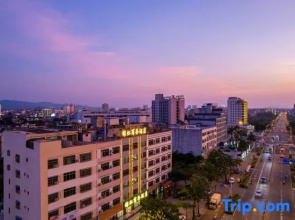 Wanning Jinhong Business Hotel (Huayacheng High-speed Railway Station)