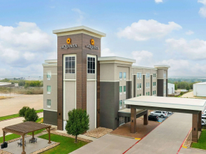 La Quinta Inn & Suites by Wyndham Denton - University Drive