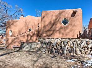 Chic Adobe-style Bungalow in Historic Santa Fe!