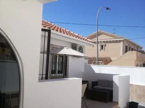 2 Bedroom Newly Renovated Bungalow Close to Bars Restaurants