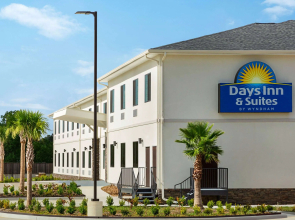 Days Inn & Suites by Wyndham Greater Tomball