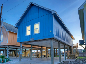 Bay Haven w/ Shared Boat Dock & Waterfront Pool Big Trout by Avantstay