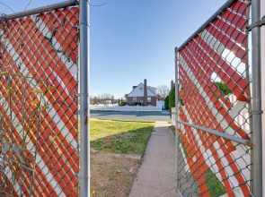 Lovely Elmont Apartment - Walk to Bus Stop!
