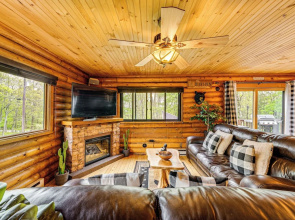 Hot Tub & Fire Pit: Albrightsville Log Cabin!