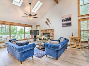 Modern Camelback Mountain Home: 1/2 Mi to Skiing!