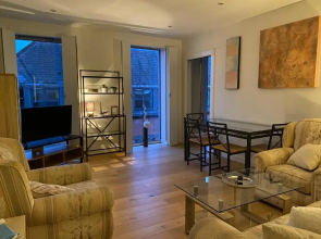 Central, modern and peaceful, lovely Cathedral views, two-bed apartment with 40" smart TV & free onsite parking