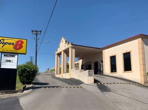 Super 8 by Wyndham Nashville Near Downtown / I-40