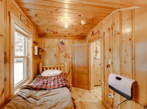 Lovely Maine Cabin w/ Deck, Gas Grill & Fire Pit!