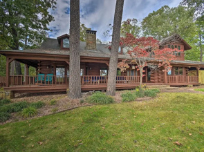 Hot Tub, Grill: Hilltop Log Cabin in Hot Springs!
