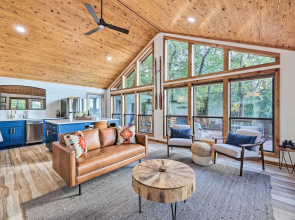 'foxtail' Cabin Retreat: Steps to Beaver Lake!