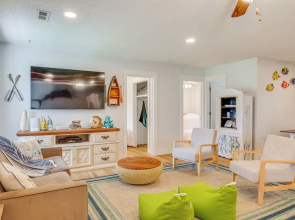 4 Mi to Radio Island Beach: Family Cottage