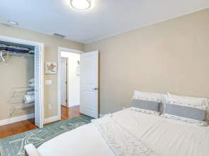 Bright Sarasota Bungalow - 5 Mi to Siesta Beach!