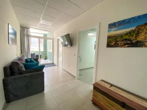 El Puente Holiday Home I- Airport 8,1K