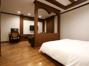 Отель The George Hotel