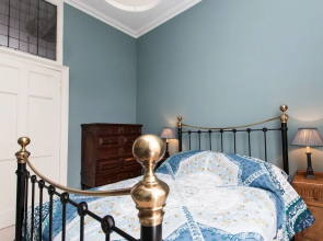 Central, Spacious 3BR Edinburgh Flat For 6