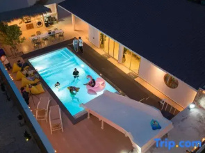 De Beach pool villa.  New Villa 3 min walk from the beach 5 rooms