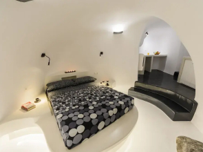 The Luna Cavern 2 with Hot Tub White