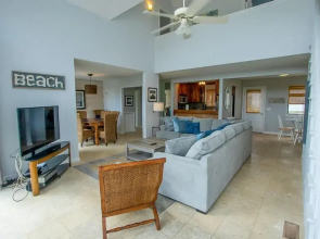 727 Seahorse Rd