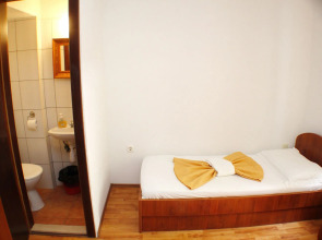 Apartment Bale - right at the beach: A1 Plaza Brist, Riviera Makarska