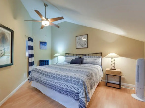 Indoor Pool Access: Golf Getaway Near 76 Strip!