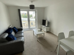 Modern 2-Bed Apartment in the heart of Salford Quays