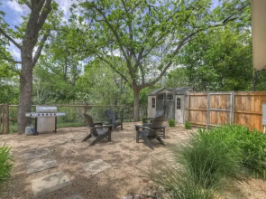 The Grove E Hot Tub King Bed 2 Blks to Main