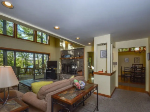Lake Shore Retreat 5 Bedroom House