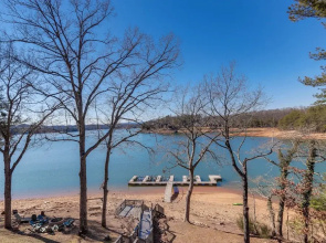 Lakefront Townhome w/ Dock: 6 Mi to Blue Ridge!