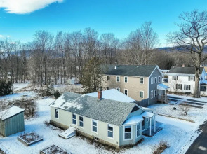 Comfortable Lincoln Home: Walk to Main Street!