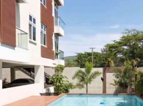 Stylish 1-Bed Condo with Views in Harloe