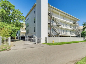 Bright Biloxi Condo: Walk to the Beach!
