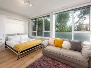 Lovely Studio With Free Parking in East Melbourne!
