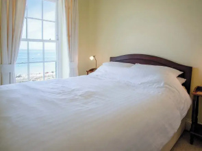5 Belle Vue Court - 2 Bedroom Apartment - Tenby