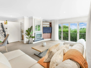 Lake Retreat - Hamilton Holiday Home