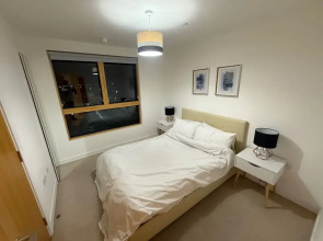 2BR Apartment - Sleeps 4 - Free Parking - Reading