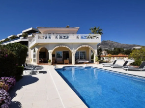 Luxury Villa With Private Swimming Pool And Magnificent Views 900M Away From The Beach