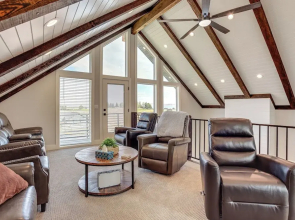 Mtn & Lake Views: Family Retreat in Garden City!