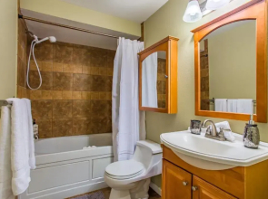 the Sea View, best area, no stairs Jacuzzi bathtub, new carpet