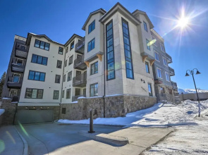 Hike & Bike! Mtn-view Condo 1 Block to Main St