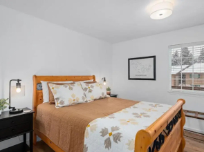 Alpine Escape Downtown Townhome w Hot tub Free Cruiser Bicycles